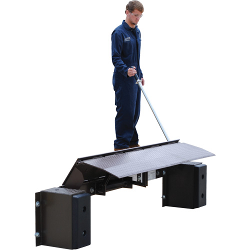 Mechanical Edge-O-Dock Leveler, 99" W, 72" Deck Width, 29" Span Consource