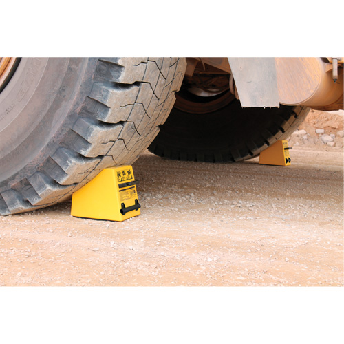 Cale de roue ultra-robuste pour l'exploitation mini&egrave;re Checkers Safety, PEHD, Jaune, 14-1/2" la x 17-1/2" p x 16" h Consource