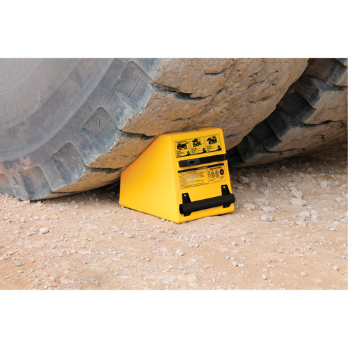 Cale de roue ultra-robuste pour l'exploitation mini&egrave;re Checkers Safety, PEHD, Jaune, 14-1/2" la x 17-1/2" p x 16" h Consource