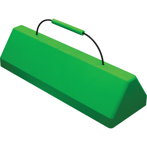 Cale de roue pour avion Checkers Safety SafeRay avec poign&eacute;e &agrave; c&acirc;ble, Ur&eacute;thane, Vert fluorescent, 24" la x 8" p x 6" h Consource