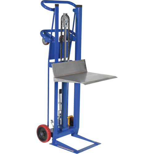 Gerbeur &agrave; plateforme hydraulique, M&eacute;canisme Pompe au pied, Capacit&eacute; de 750 lb, Levage max de 52" Consource