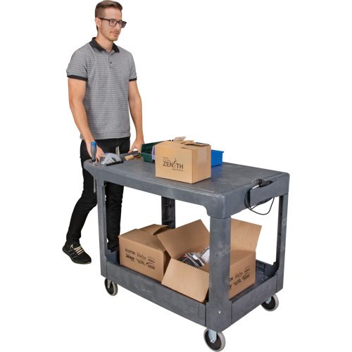 Chariot utilitaire pour l'entretien avec tablette plate, 2 tiers, 25-1/4" x 32-1/4" x 44", Capacit&eacute; 550 lb Consource