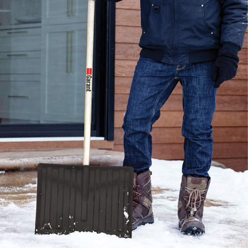 Pelle &agrave; neige Nordic, Lame Polypropyl&egrave;ne, Largueur 17-3/4", Manche Prise en D Consource