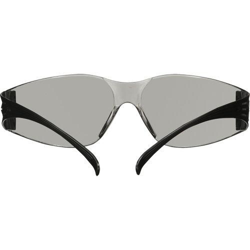 Lunettes de protection de s&eacute;rie 100 SecureFit, Lentille Gris/Int&eacute;rieur/ext&eacute;rieur, Antibu&eacute;e/Anti-&eacute;gratignures, ANSI Z87+/R&eacute;pond ou surpasse la norme CSA Z94.3 Consource
