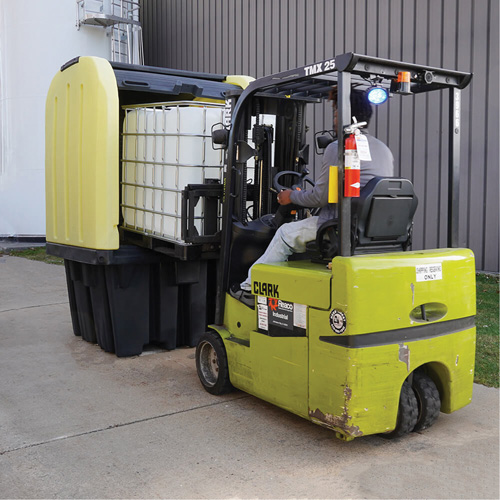 Palette anti-d&eacute;versement jaune &agrave; couvercle rigide roulant, 65" lo x 65" la x 101" h, Capacit&eacute; de charge 5000 lb Consource