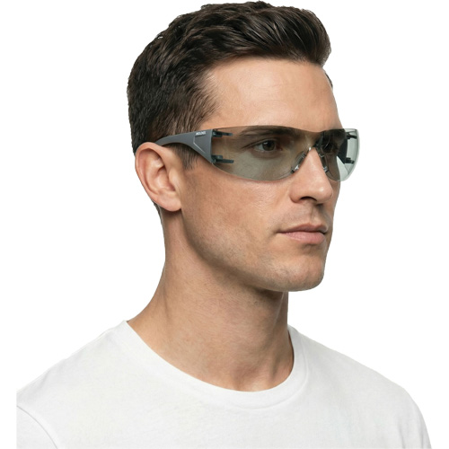 Lunettes de s&eacute;curit&eacute; Adapt Lite, Lentille Int&eacute;rieur/ext&eacute;rieur, Antibu&eacute;e/Anti-&eacute;gratignures, ANSI Z87+/R&eacute;pond ou surpasse la norme CSA Z94.3 Consource