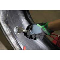 Outil robuste de roulage pour r&eacute;paration de pneus avec roulette &agrave; patch en acier Consource