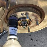 Outil de nettoyage pour moyeux, goujons et roues &agrave; entraînement par chocs STUD KLEEN Consource