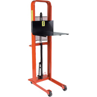 Gerbeur hydraulique &agrave; plateforme, M&eacute;canisme Pompe au pied, Capacit&eacute; de 1000 lb, Levage max de 80" Consource