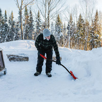 Pelle &agrave; neige Yukon, Lame Polypropyl&egrave;ne, Largueur 18", Manche Prise en D ergonomique Consource