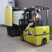 Palette anti-d&eacute;versement jaune &agrave; couvercle rigide roulant, 65" lo x 65" la x 101" h, Capacit&eacute; de charge 5000 lb Consource